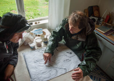 Björn lägger ut en gammal karta från 1661 på köksbordet och börjar berätta.