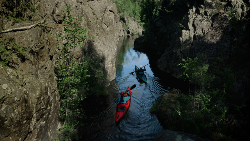 Lars Larsson och Bernhard Schirg paddlar i Laforsens norra fall i Ljusnan under inspelningen av Frozen Atlantis.